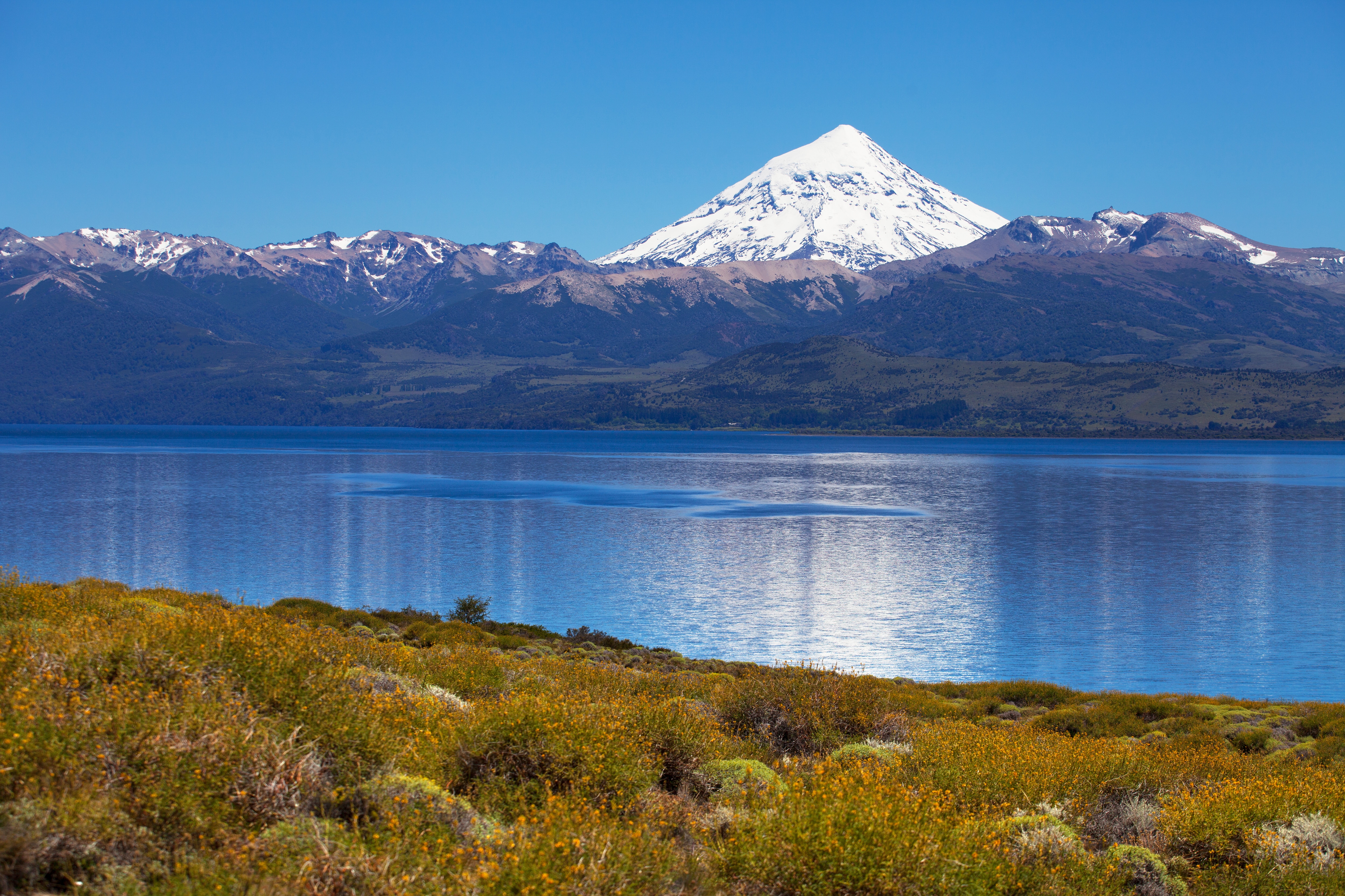 Известное озеро 7 букв. Национальный парк Ланин Аргентина. Аргентина вулкан Ланин. Патагония Аргентина. Патагония вулкан.