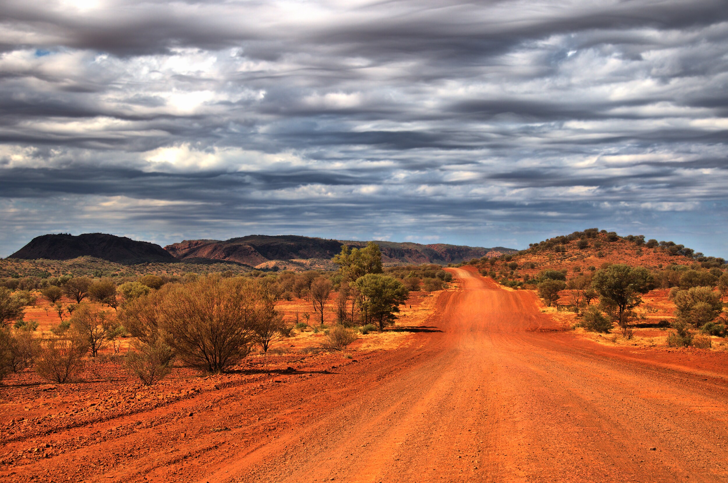 Природа австралии климат. Пустыни и полупустыни Австралии. Пустыни Австралии климат. Австралия пустыня дорога. Большая пустыня в Австралии.